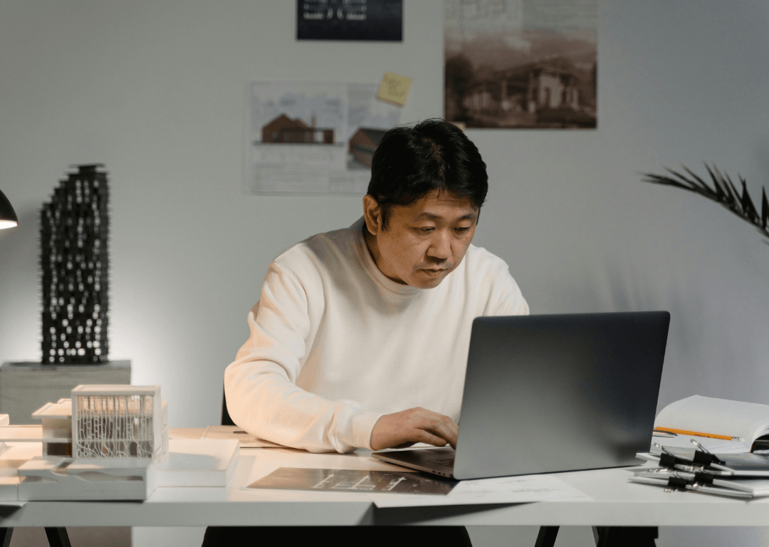 businessman-focusing-on-laptop