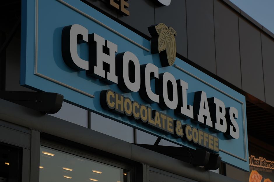 Retail storefront signage consistency across outlets